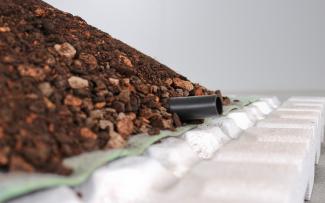 Both the “Urban Climate Roof” and the “Irrigated Extensive Green Roof” live from the concept of underfloor irrigation: Water in the dripperlines is distributed in the Aquafleece AF 300 and is available to the plants directly in the root area thanks to capillary action. “Urban Climate Roof” system build-up with dripperlines